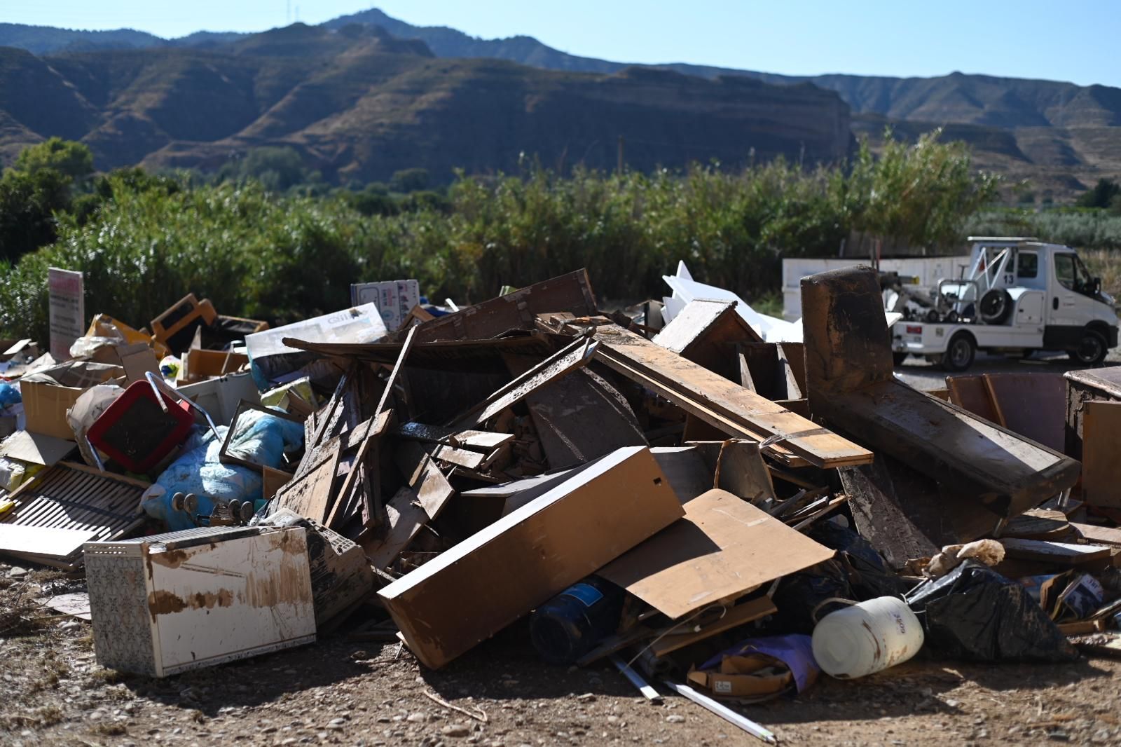 Los vecinos de Cuarte, María de Huerva y Cadrete siguen limpiando el barro