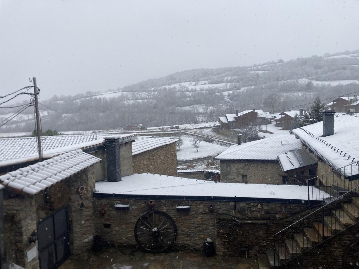 Els teulats de  Prullans a primera hora ja amb els primers centímetres de neu