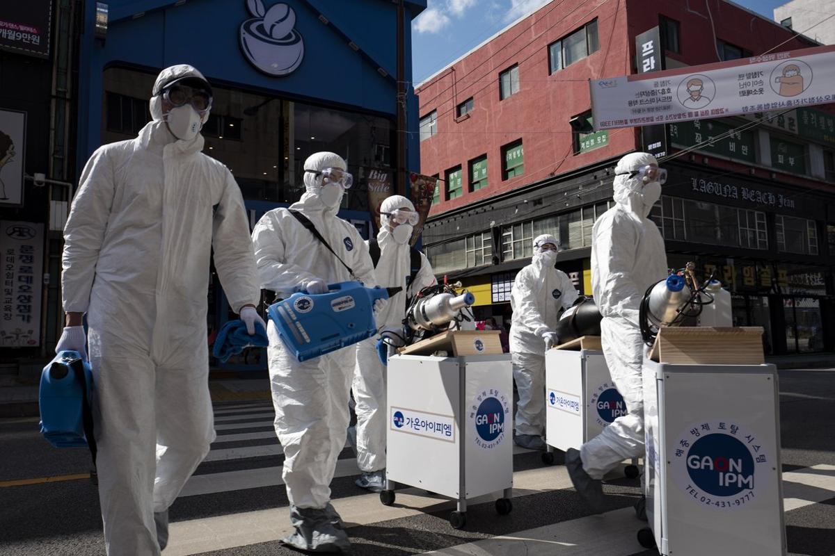 Seoul (Korea, Republic Of), 27/02/2020.- Workers spray disinfectant, as a precaution against the spread of coronavirus and COVID-19 infection at Munjeong-dong rodeo street in Seoul, South Korea, 27 February 2020. According to the Korea Center for Disease Control and Prevention (KCDC), 13 people in South Korea have died from COVID-19, and 334 additional cases of coronavirus infection have been reported on 26 February, bringing the nation’s total infections to 1,595. (Corea del Sur, Seúl) EFE/EPA/JEON HEON-KYUN