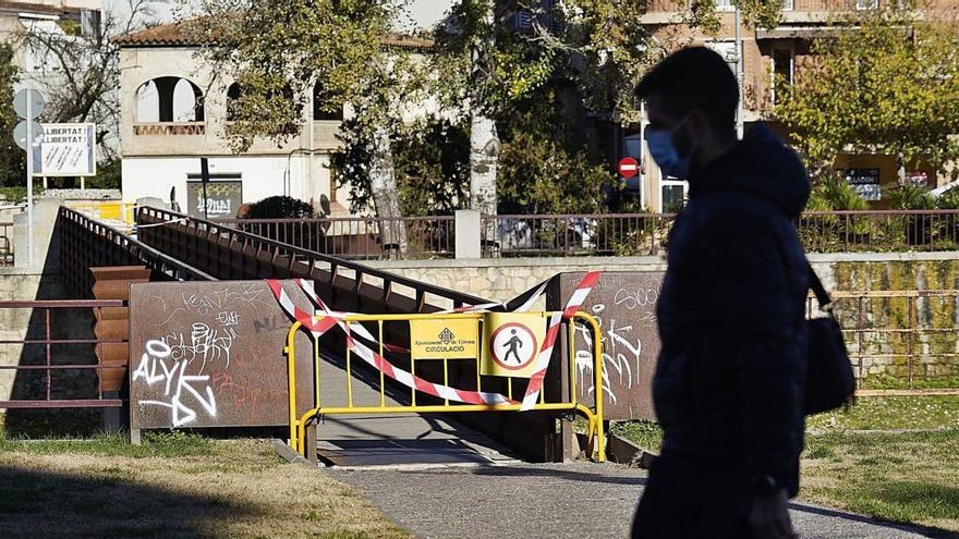 La passera de 
la Font del Rei 
tancada.  MARC MARTÍ