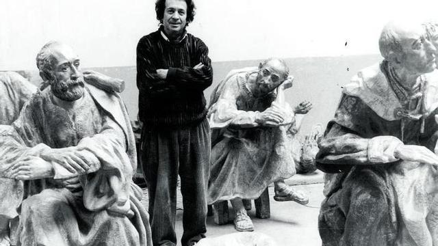 Fernando Mayoral posa en 1991 junto a las figuras de la Santa Cena que realizó para la Vera Cruz. | L. O. Z.