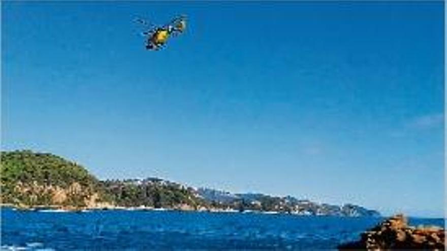 L&#039;helicòpter sobrevolant ahir la zona del rescat del pescador a Blanes.