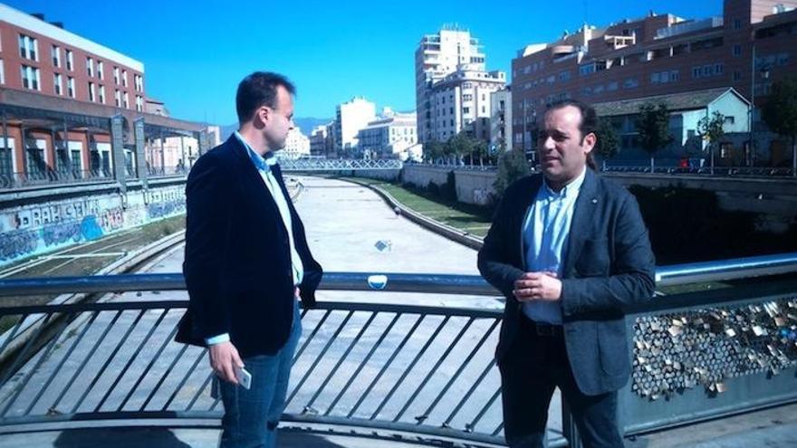 El jefe de prensa de Ciudadanos Málaga, Íñigo Vallejo, y el portavoz municipal del grupo, Juan Cassá.