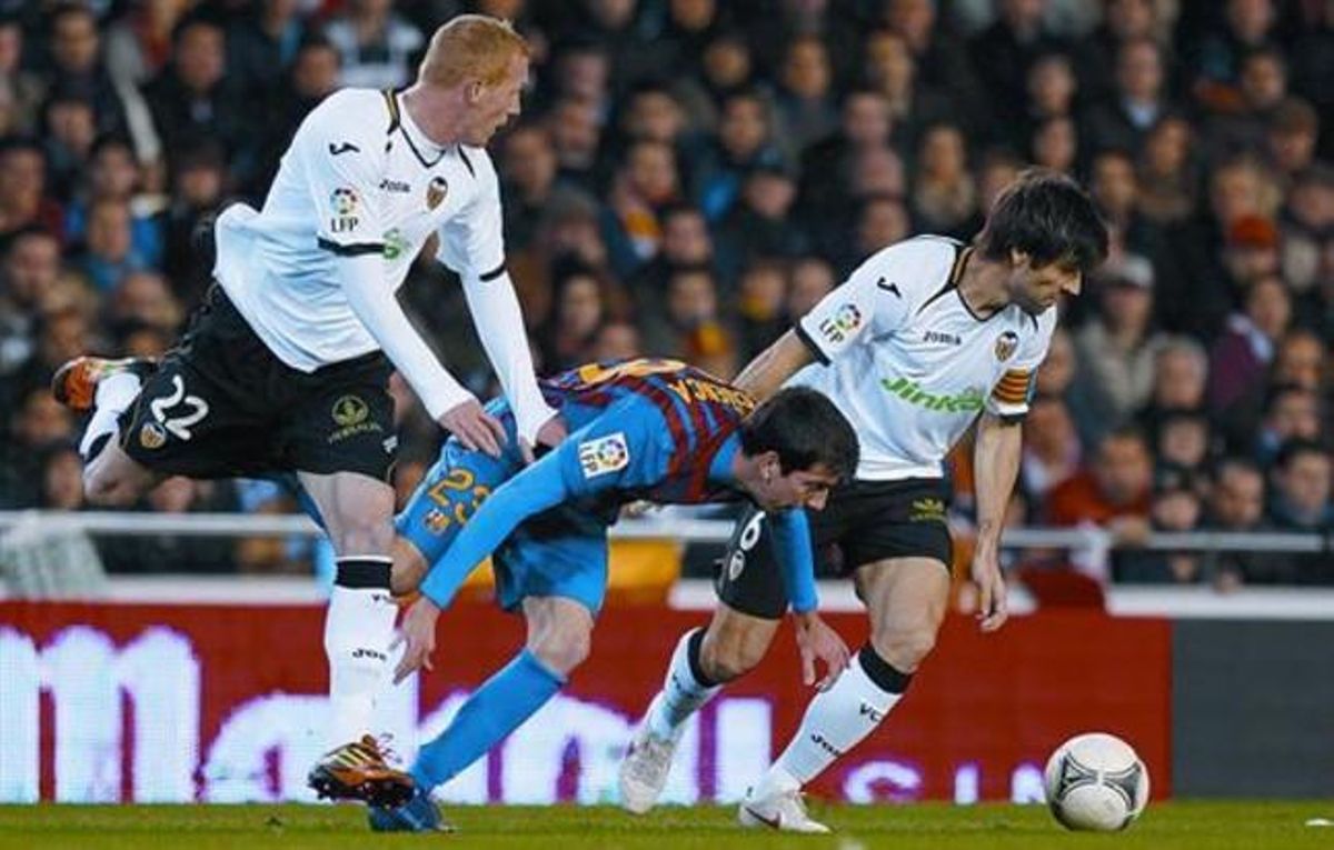 Mathieu i Albeldafan caure Messi, en una internada de l’argentí a Mestalla. Mathieu i Albeldafan caure Messi, en una internada de l’argentí a Mestalla.