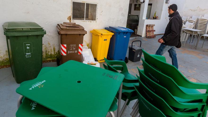 Parte de los vecinos y comerciantes critican la falta de espacio para dejar los cubos.