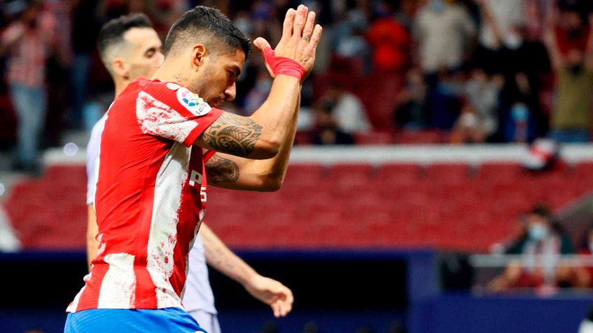 Luis Suárez pidiendo perdón tras el gol al FC Barcelona