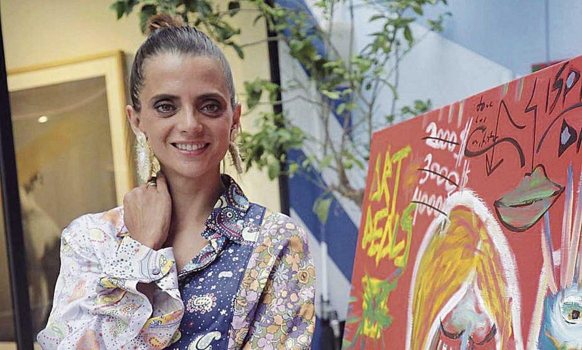 Macarena Gómez, junto a uno de los cuadros favoritos de Comas.