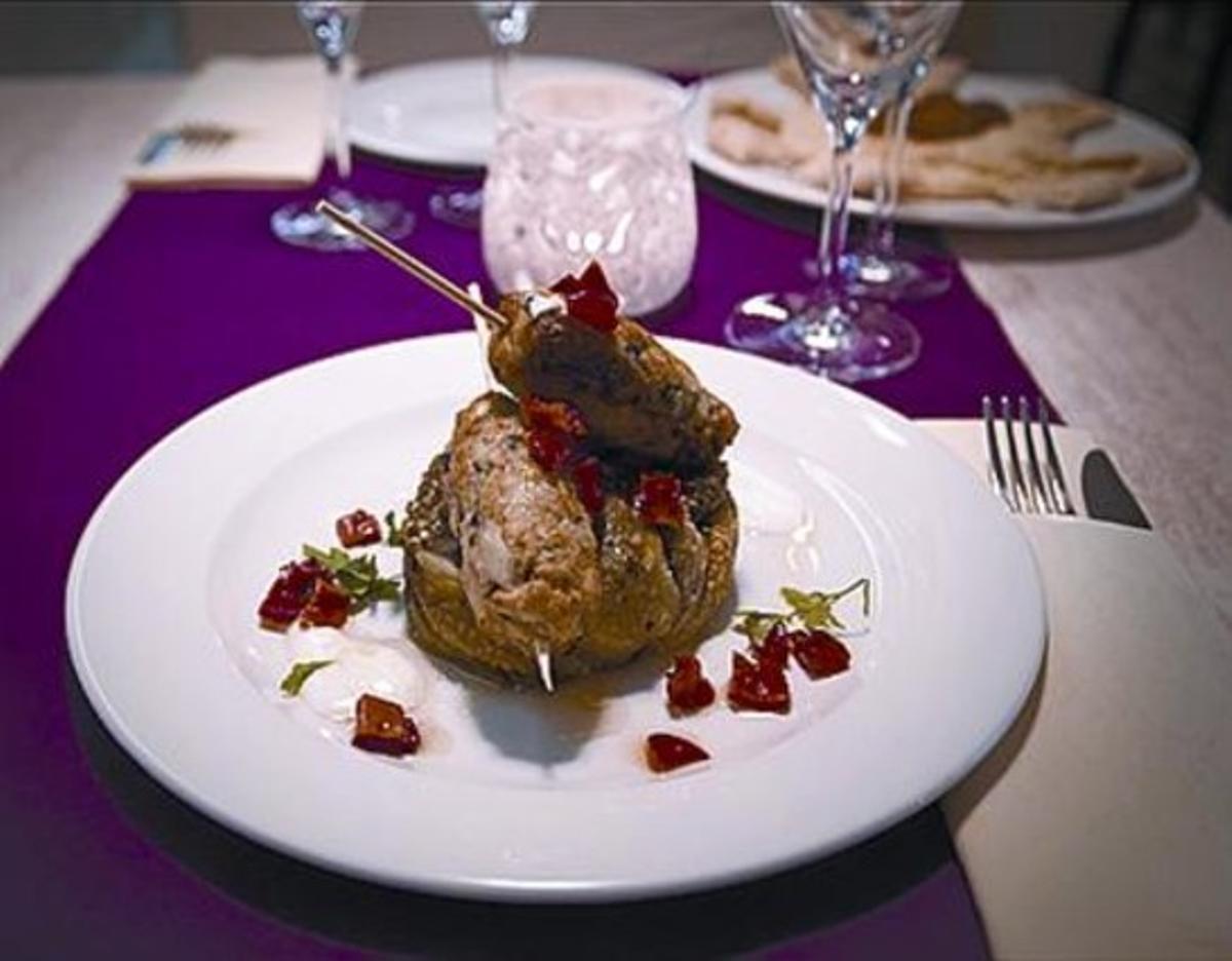 El ’kabab’ de mar amb albergínia, de Kosher Club. El ’kabab’ de mar amb albergínia, de Kosher Club.