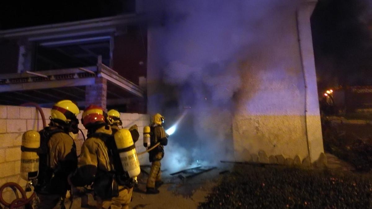 Una explosión causa un incendio en una vivienda de Los Balcones de Torrevieja