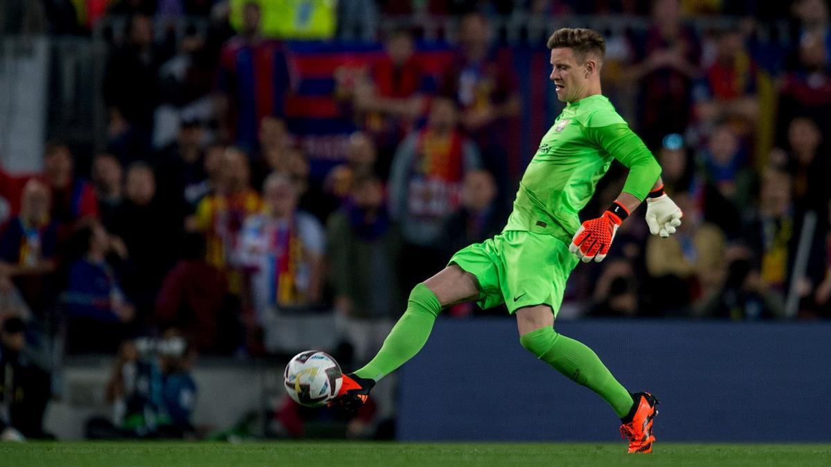 Ter Stegen controla el balón en el Barça-Real Sociedad en el Camp Nou.