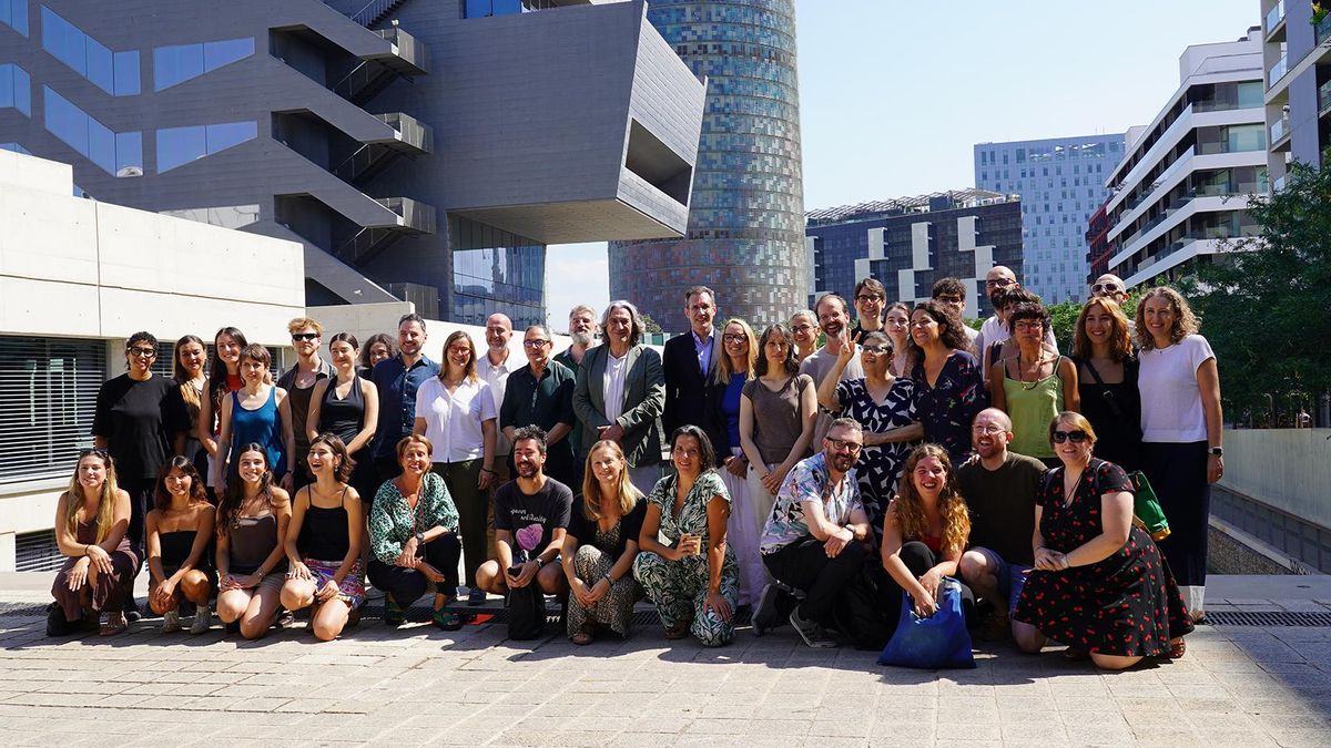 Foto de família de l'Oh!pera 2025 al Disseny Hub