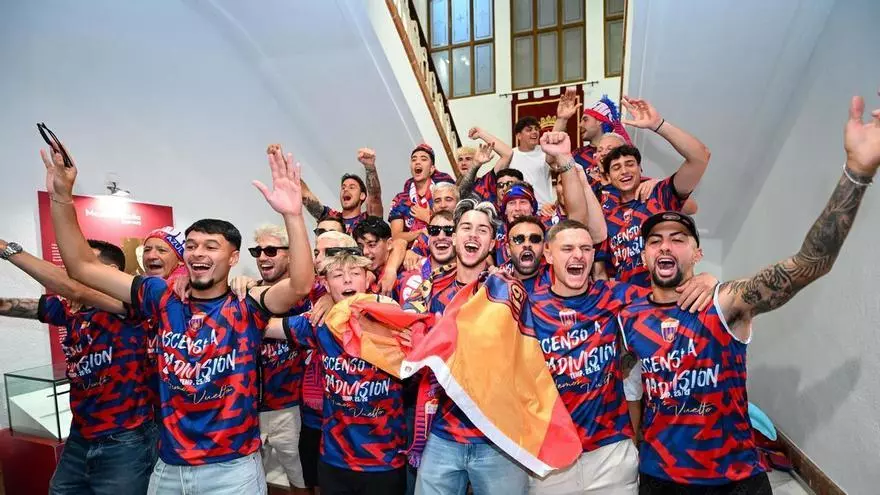 Locura en Elda: así se vivió la fiesta de ascenso a Segunda División del Deportivo Eldense