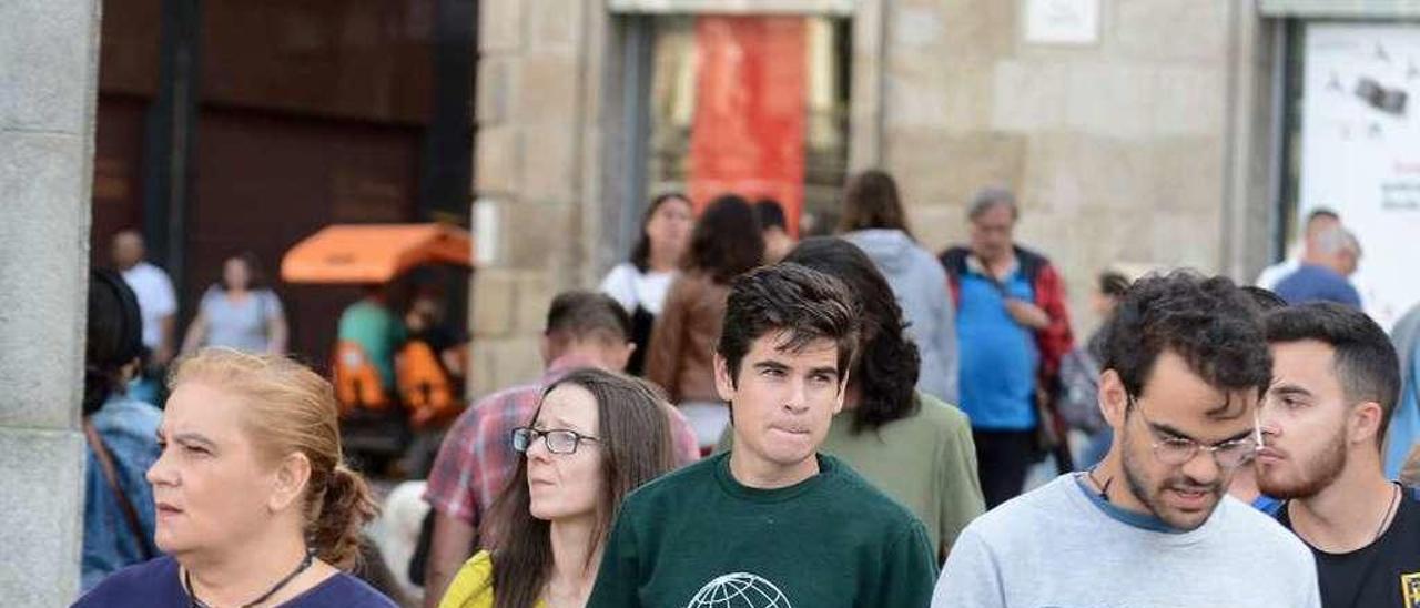 Un grupo de turistas, ayer en la plaza de la Peregrina. // Rafa Vázquez