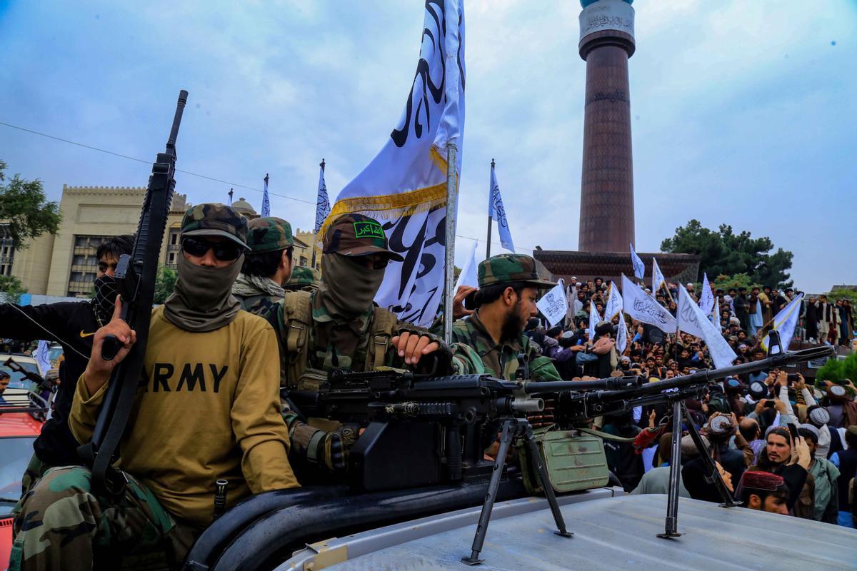 Talibanes patrullan armados las calles de Kabul.