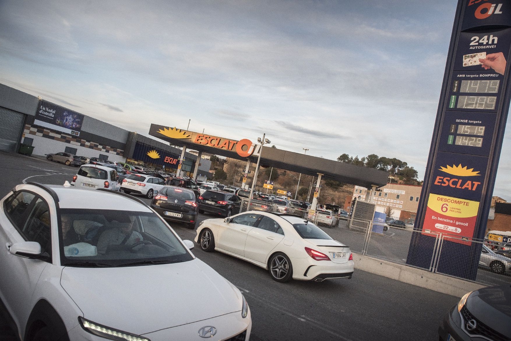 Els cotxes fan cua a les benzineres més econòmiques de Manresa