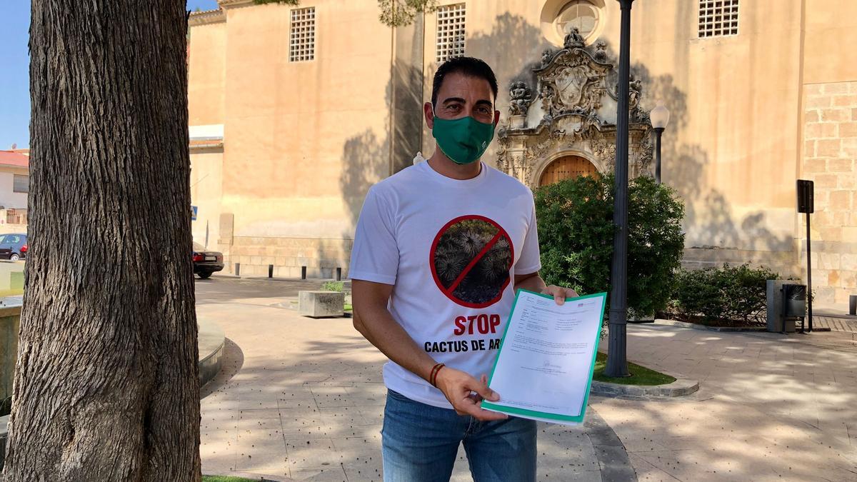 Dámaso Aparicio en la comparecencia en la que ha dado cuenta del informe del Síndic con una camiseta para pedir actuciones contra el cactus Arizona