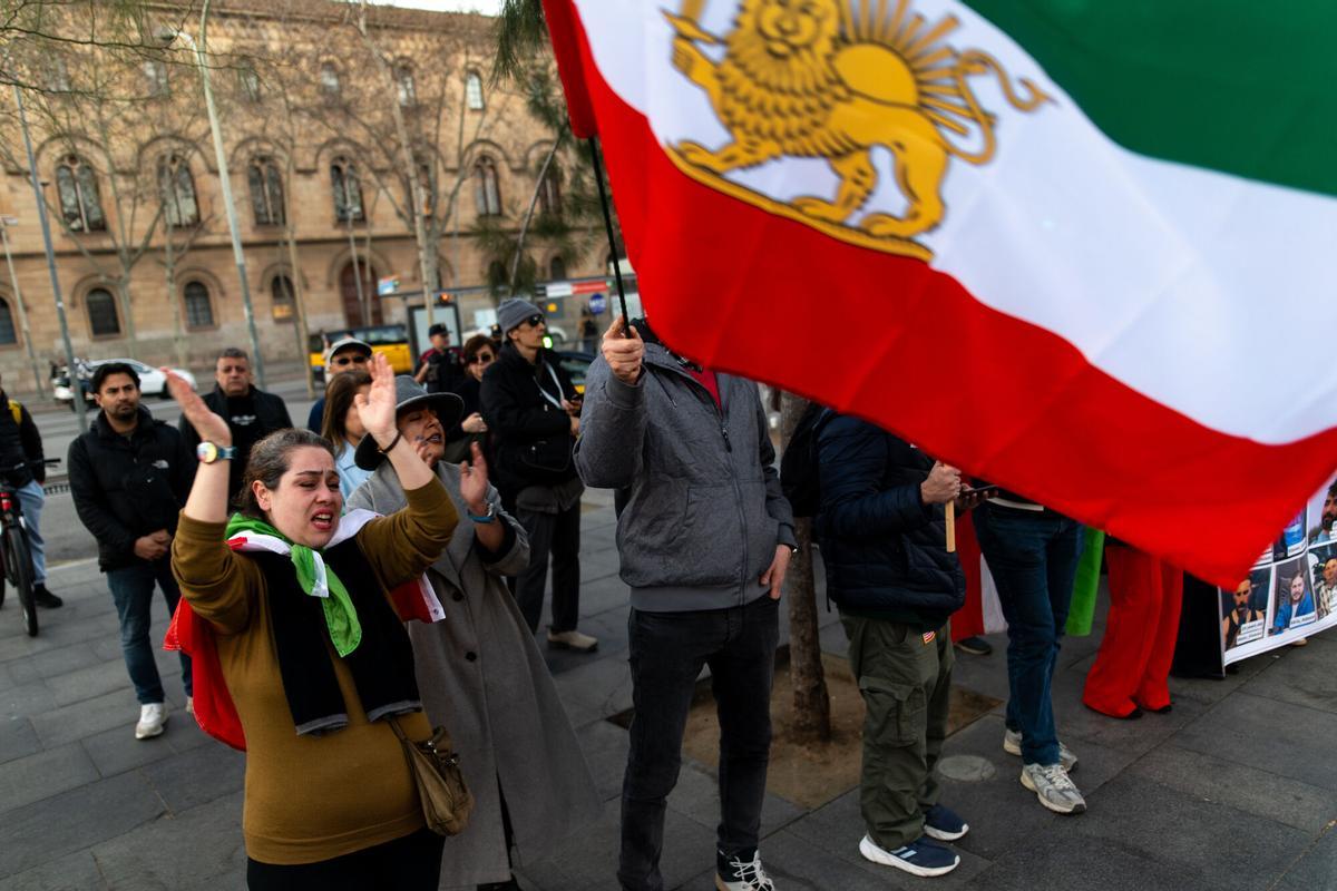 Manifestación por un cambio de régimen en Irán, en la plaza Universitat, a 21 de febrero de 2026, en Barcelona, Catalunya (España)