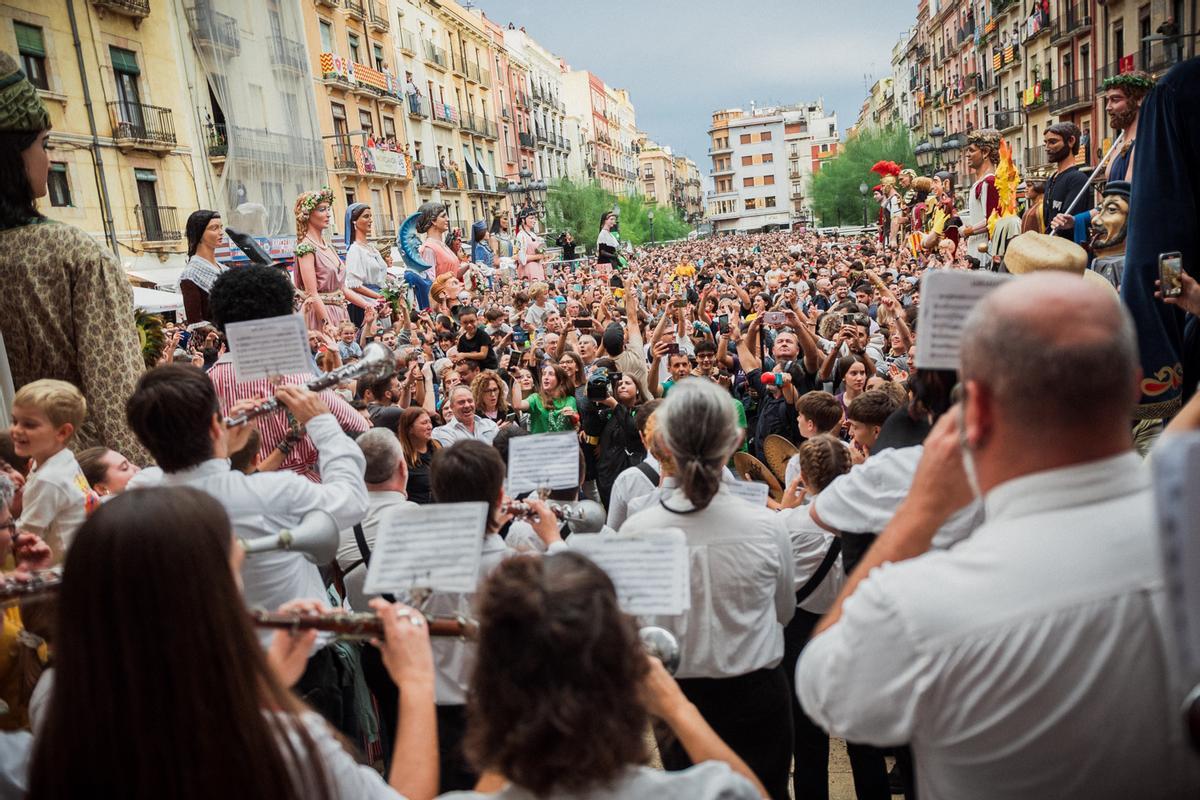 L'Arrencada, uno de los actos de las fiestas de Santa Tecla, protagonizado por las 'colles geganteres' de la ciudad