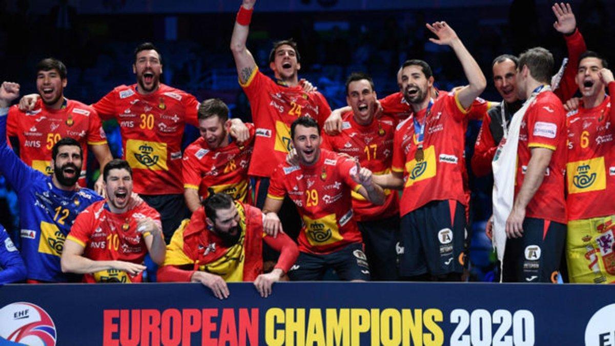 La selección española de balonmano celebra su último título