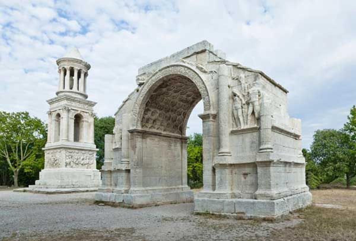 El Arco del Triunfo de las ruinas Greco romanas de Glanum en Saint-Rémy-de-Provence fue erigido entre los siglos 10 y 25 d.C., lo que le convierte en el más antiguo de Francia.