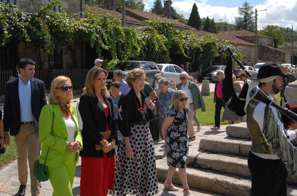 Es el último domingo del mes de agosto, el día más especial del año en el Pazo de Oca. Como marca la tradición y coincidiendo con la celebración del Sagrado Corazón, el duque de Segorbe, Ignacio Medina y Fernández de Córdoba y la princesa María de la Gloria de Orleans y Bragança abren las puertas del conocido como «Versalles gallego» para recibir una vez más a sus amigos. Es el último domingo del mes de agosto, el día más especial del año en el Pazo de Oca. Como marca la tradición y coincidiendo con la celebración del Sagrado Corazón, el duque de Segorbe, Ignacio Medina y Fernández de Córdoba y la princesa María de la Gloria de Orleans y Bragança abren las puertas del conocido como «Versalles gallego» para recibir una vez más a sus amigos.