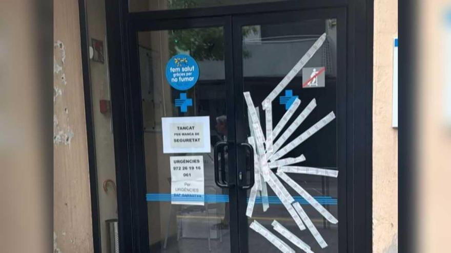 Un multireincident causa destrosses en un ambulatori d'Olot: "Tancat per manca de seguretat"
