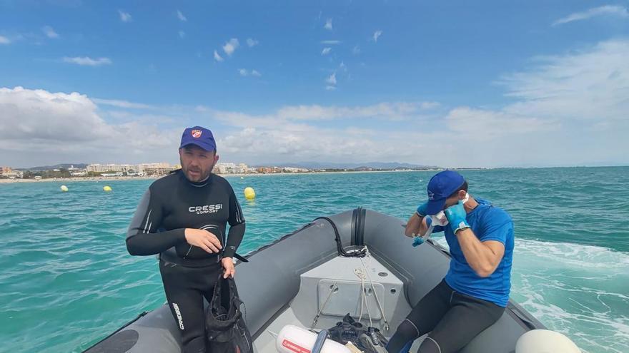 Así ha sido la instalación de boyas inteligentes en Canet d'en Berenguer