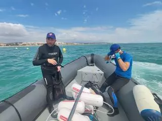 Así ha sido la instalación de boyas inteligentes en Canet d'en Berenguer
