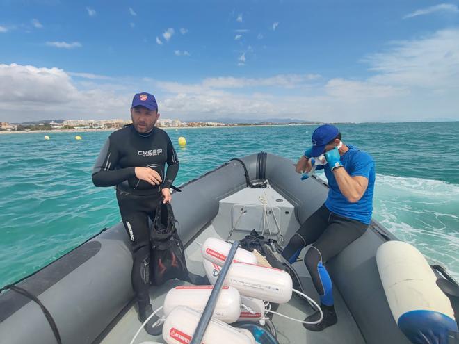 Así ha sido la instalación de boyas inteligentes en Canet d'en Berenguer