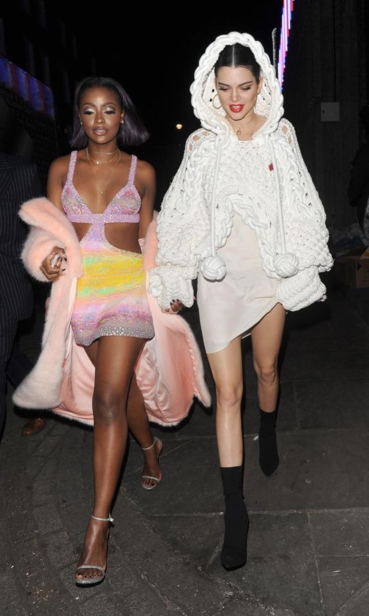 London Fashion Week: Kendall y Stella Maxwell, dos looks distintos pero igual de atrevidos