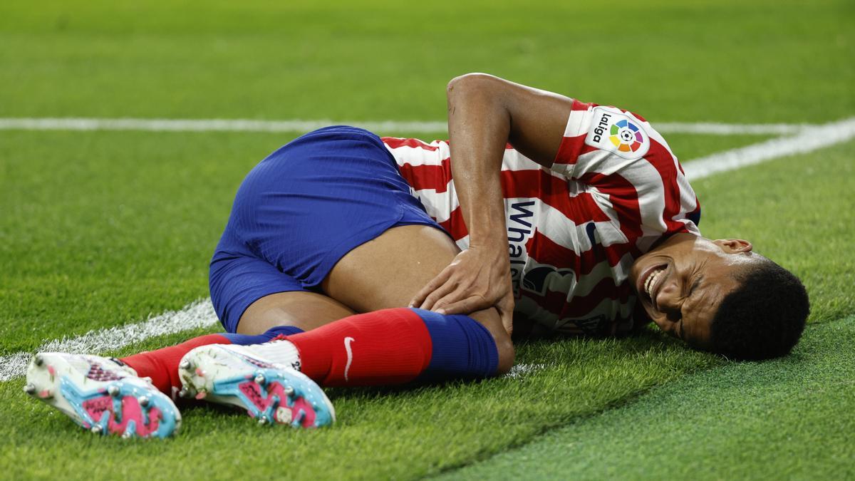 Reinildo, tras caer lesionado durante el Real Madrid - Atlético de Madrid.