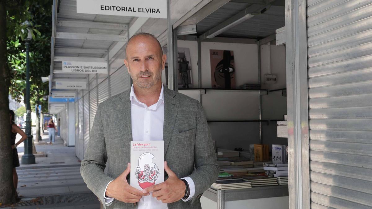 El policía baionés Jesús Vasconcellos, con su novela, en la Feria del Libro de Vigo.