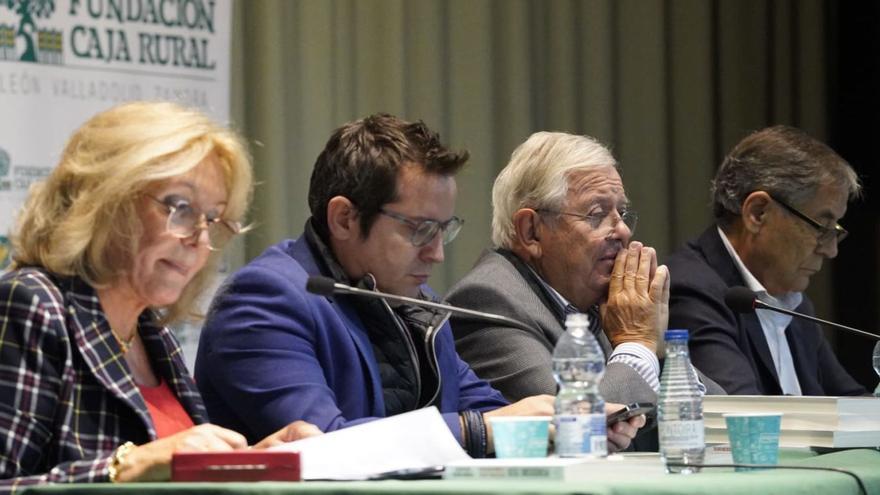 La coordinadora del club, Carmen Ferreras durante la presentación de los periodistas Sergio Martín y Fernando Jáuregui. |