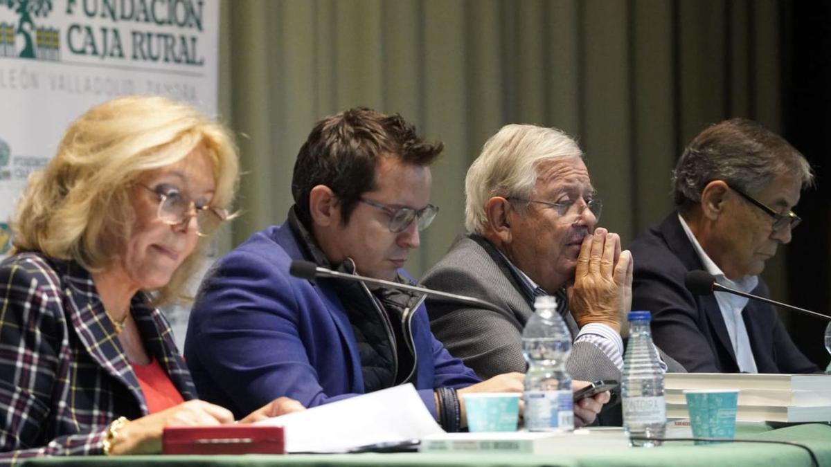 La coordinadora del club, Carmen Ferreras durante la presentación de los periodistas Sergio Martín y Fernando Jáuregui. |