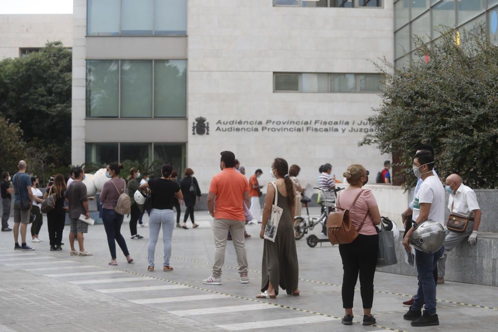 Colas en el primer día de apertura de los juzgados en València