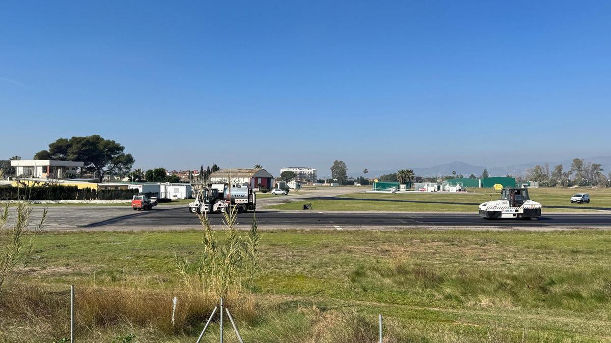 Imagen del asfaltado de la pista de aterrizaje.