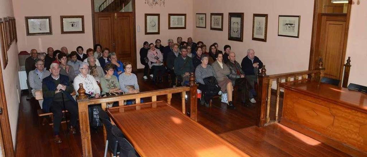 Los afectados que presentaron la reclamación, ayer, en el salón de plenos del Concello. // Gonzalo Núñez