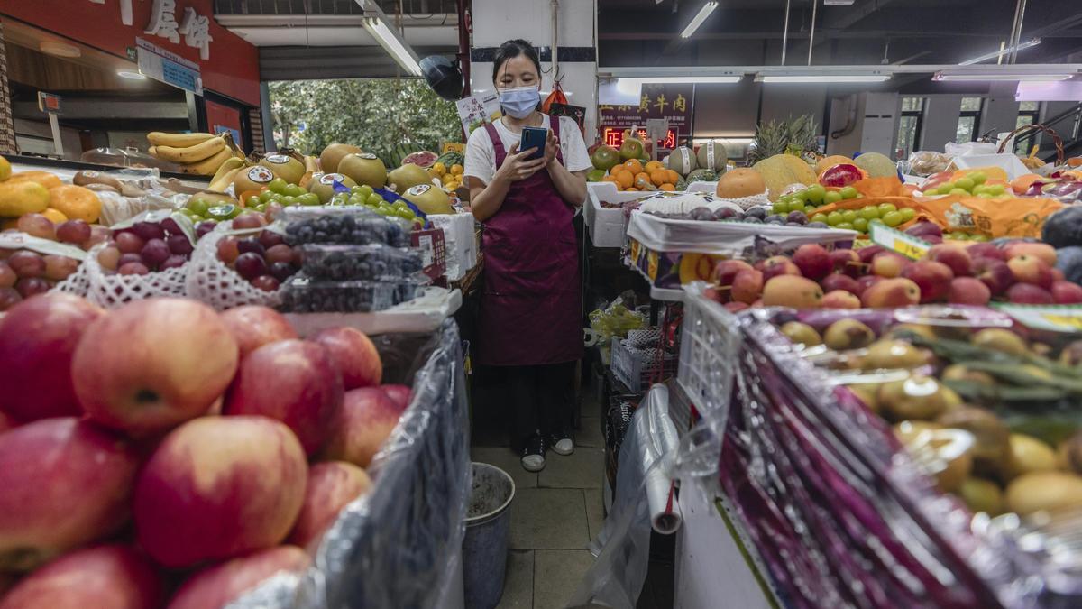 La sección de fruta de un supermercado.