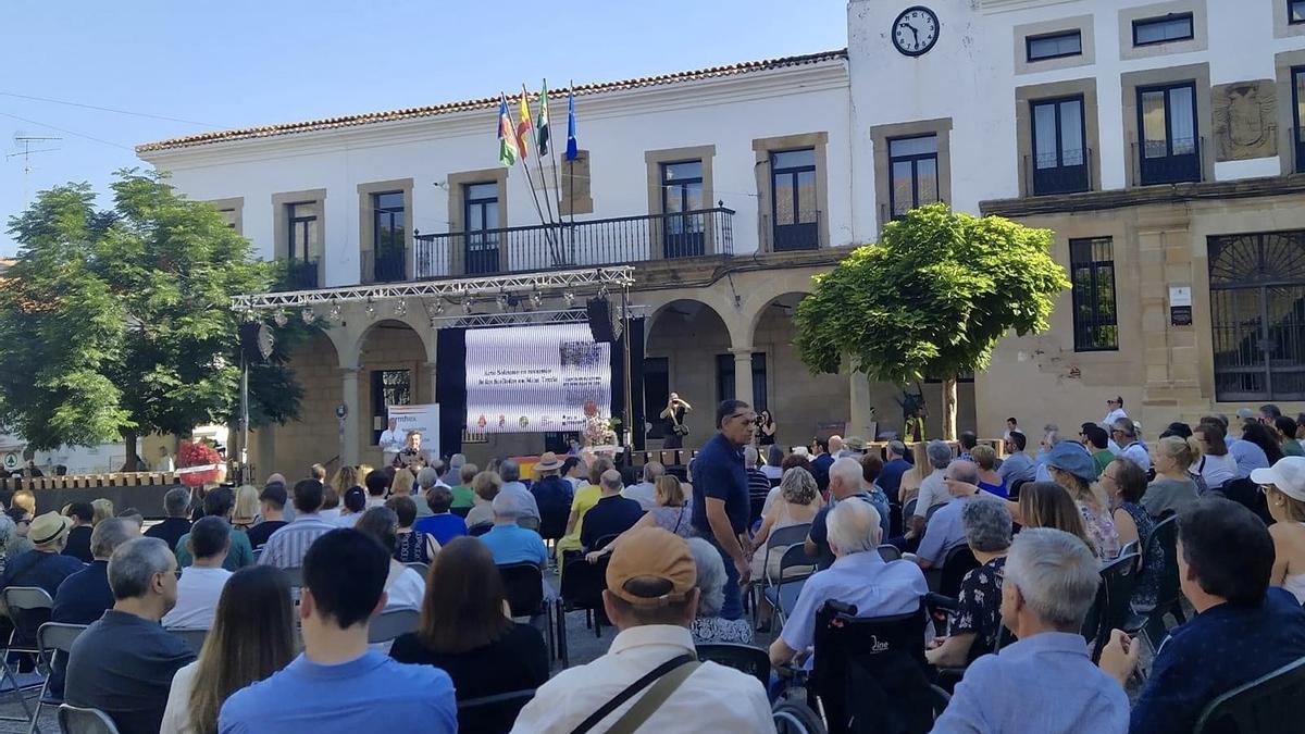 Acto conmemorativo. Asistentes el domingo en Valencia de Alcántara.