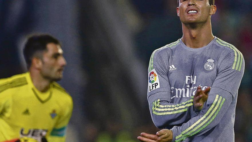 Cristiano Ronaldo se lamenta de una ocasión perdida, con el portero del Betis, Adán, al fondo.