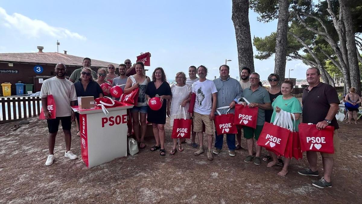 Miembros del PSOE de Alcúdia, durante un reciente acto electoral con Francina Armengol.