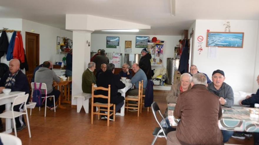 El furancho de Pilar, en el barrio de Cunchido, ayer lleno de vecinos.   | // GONZALO NÚÑEZ