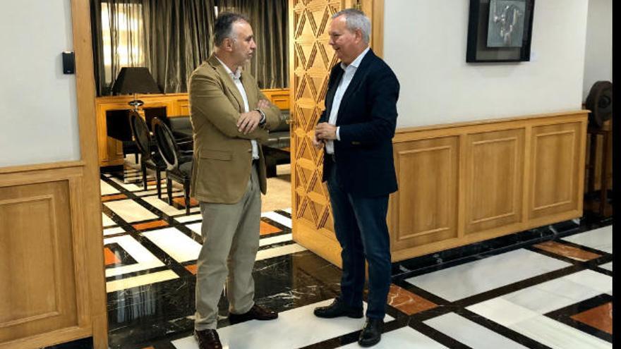 Sebastián Franquis con Ángel Víctor Torres en la sede de Presidencia en Las Palmas de Gran Canaria.