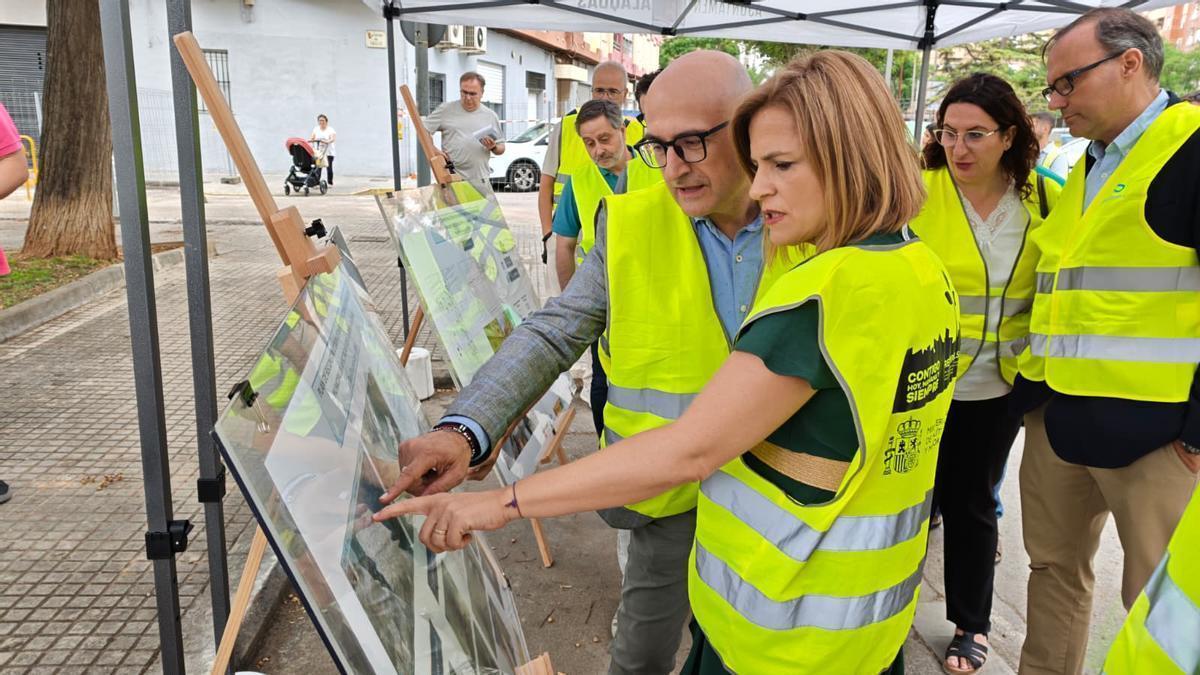 La delegada del Gobierno, Pilar Bernabé, y el alcalde de Alaquàs, Antonio Saura, visitan la reconstrucción del alcantarillado.