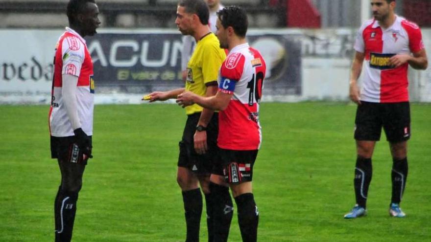 El árbitro del encuentro del pasado domingo recrimina a Sylla una acción ante la mirada de Camiño. // IA