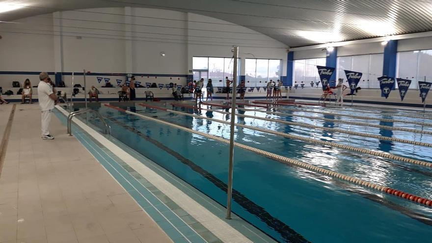 Varios usuarios en el interior de la piscina climatizada de Navalmoral que será objeto de obras.