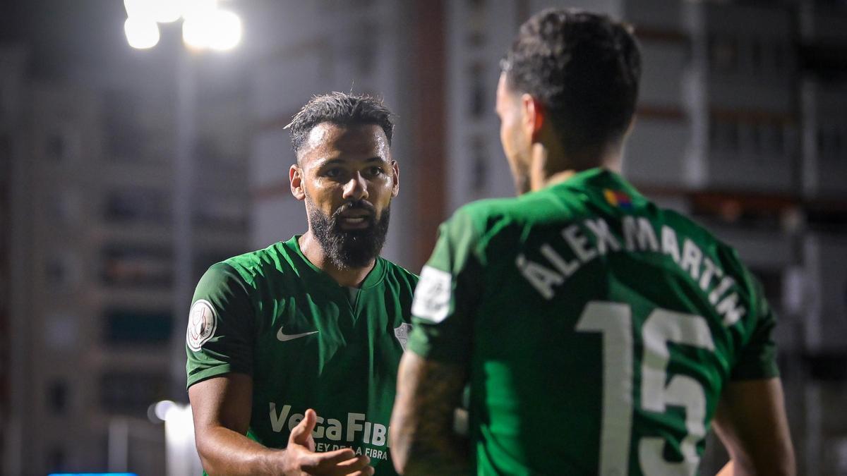 Mourad recibe la felicitación de Álex Martín tras marcar frente al Europa