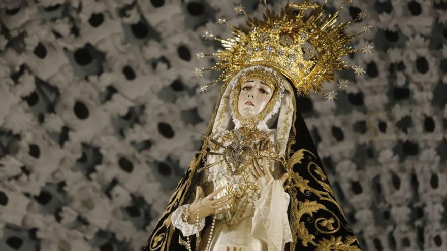 La Virgen de los Dolores coronada en su camarín.