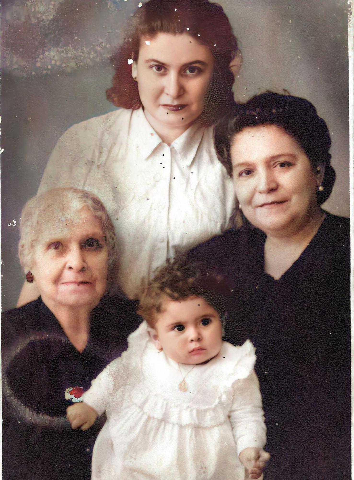 Cuatro generaciones de mujeres: bisabuela, abuela, madre e hija. 