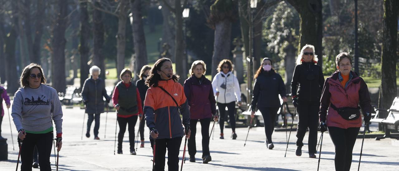 MARCHA NÓRDICA: El deporte para todas las edades que triunfa en Oviedo